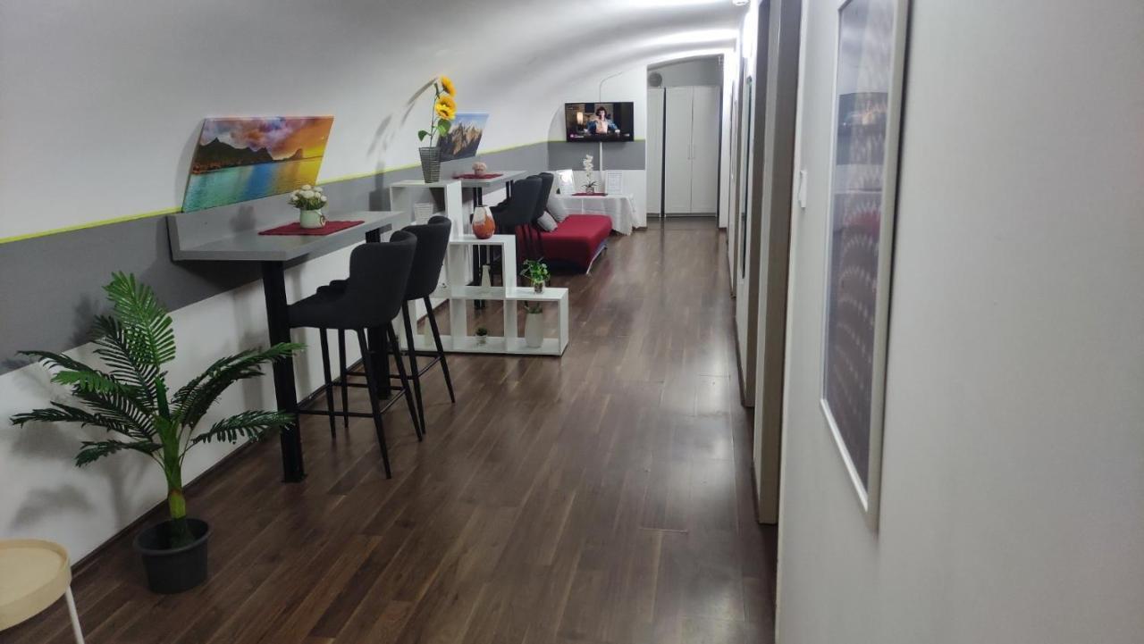 Eiffel-T45 Five Bedroom Central Apartment — Photos 2